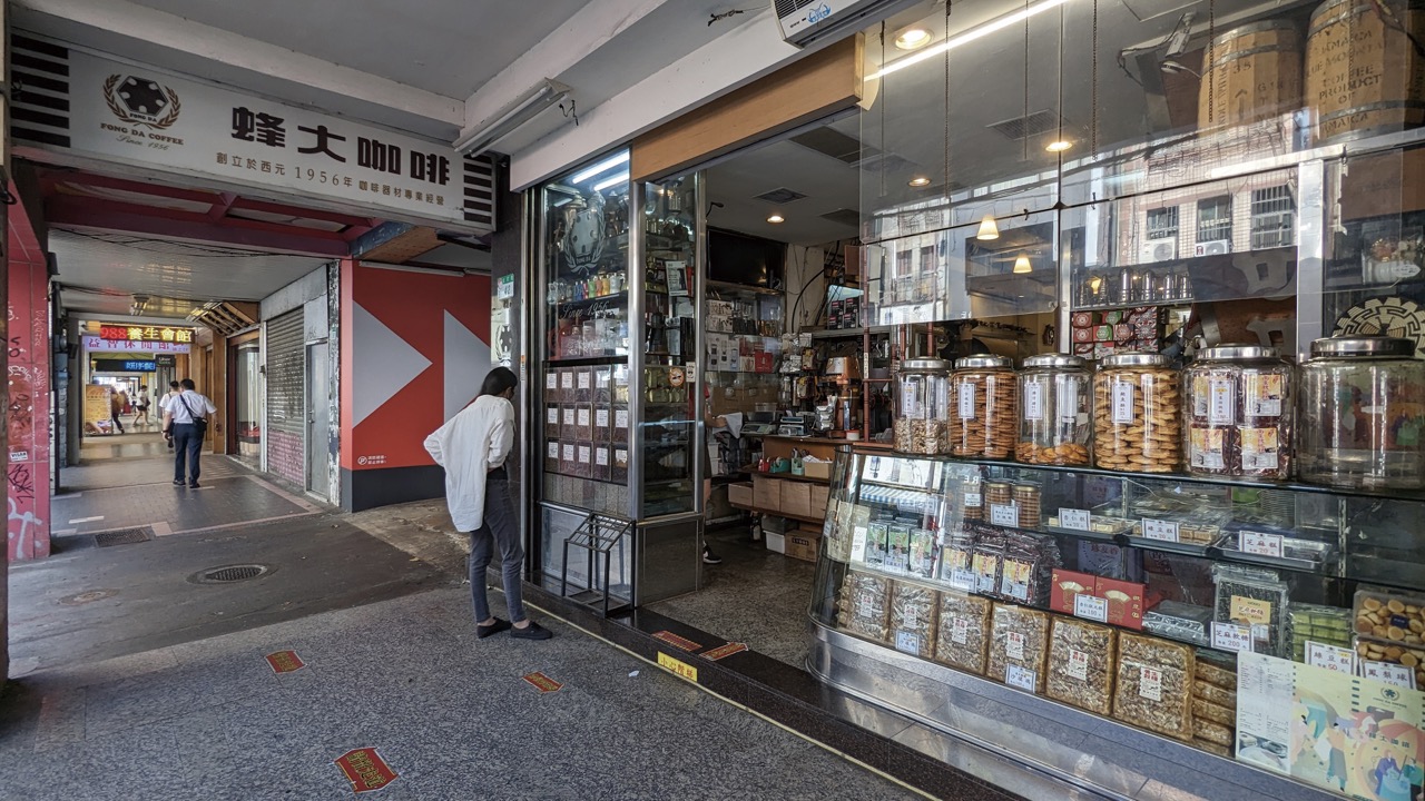 Fong Da Coffee sells traditional snacks to pair with coffee, providing a delicious fusion of multicultural flavors. (Photo・Wayne Huang)