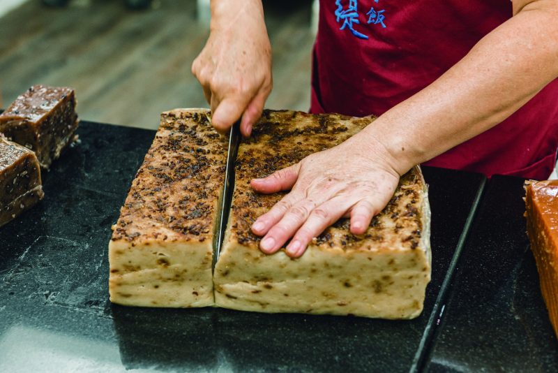 People prepare traditional pastries that end with the sound “gao” to hope for rising fortunes. (Photo・Know-Sticky Oil Rice)