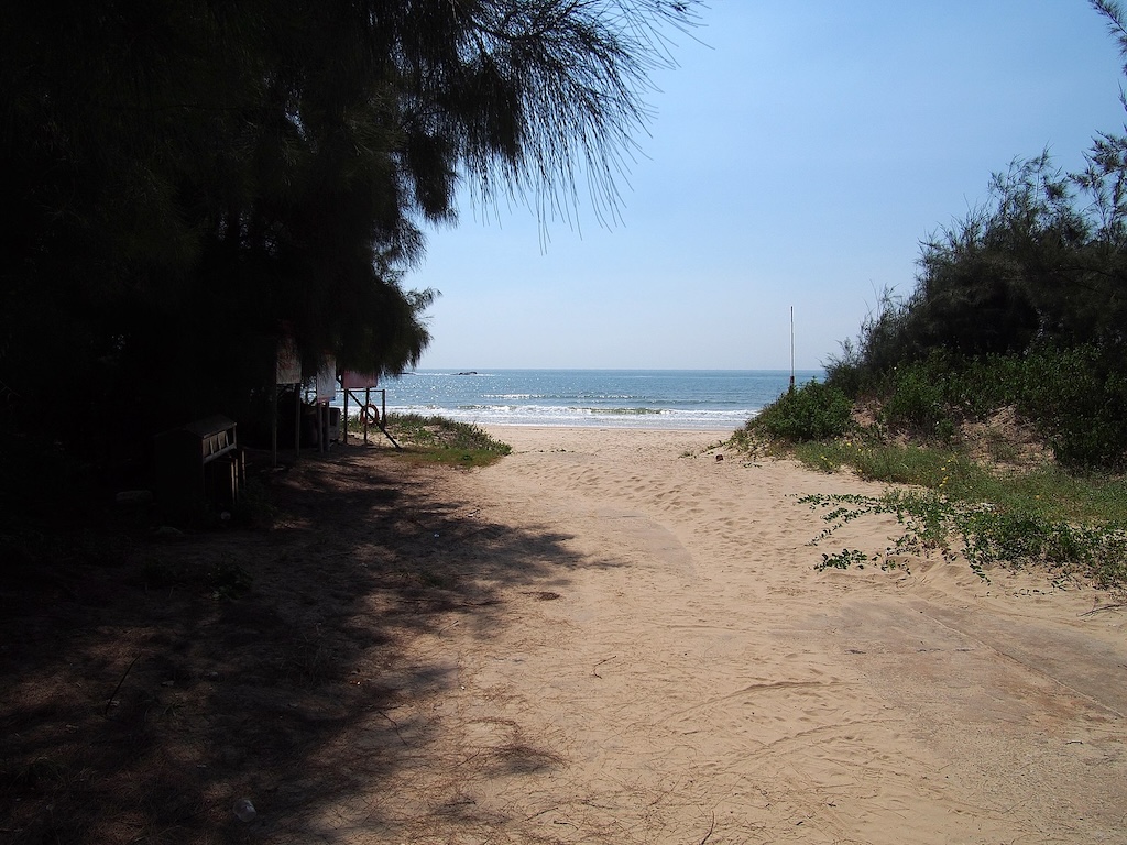 Oucuo Beach in Kinmen is known for its pristine beauty, with a long stretch of flat white sand and stunning views of the Taiwan Strait. Visitors often seek out the abandoned army tank buried in the sand, adding to the beach's allure.(Upper Photo・Wikipedia；Below Photo・Classic Kimen Travel)