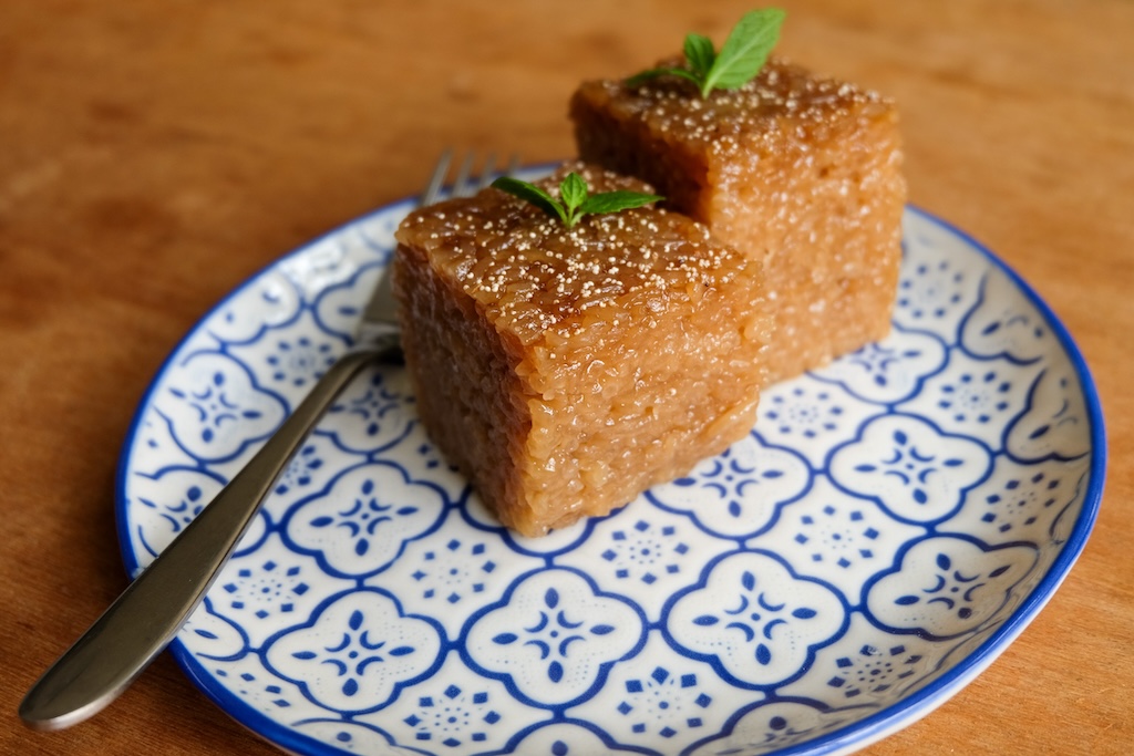 Shwe hta min, a Burmese sticky rice cake, bought from a food stall on Huaxin Street