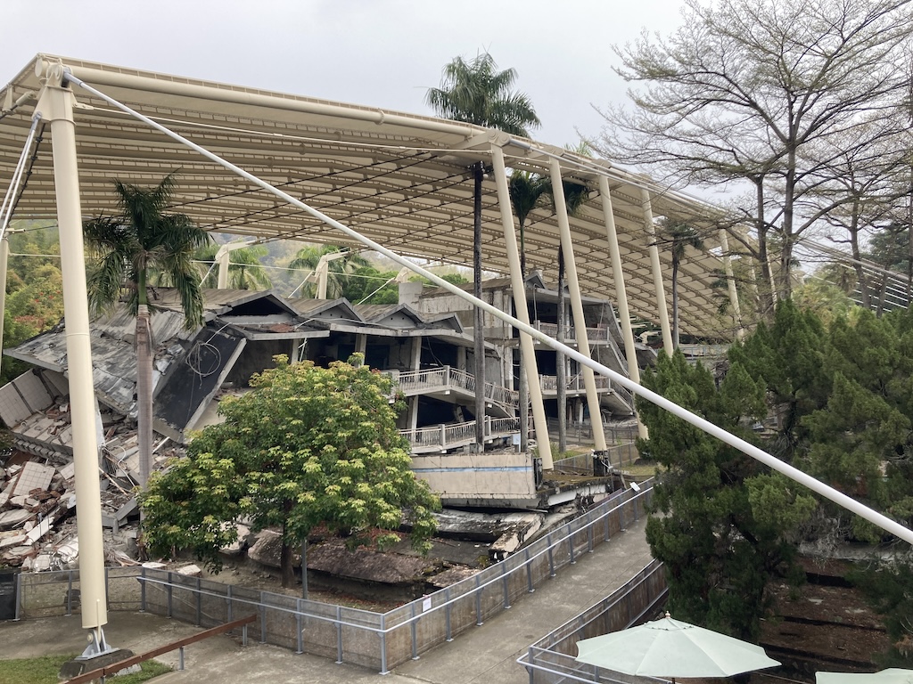 ▼▲The collapsed Guangfu Junior High School is at the center of the 921 Earthquake Museum in Taichung's Wufeng District (霧峰).(Photo・Chris van Laak)
