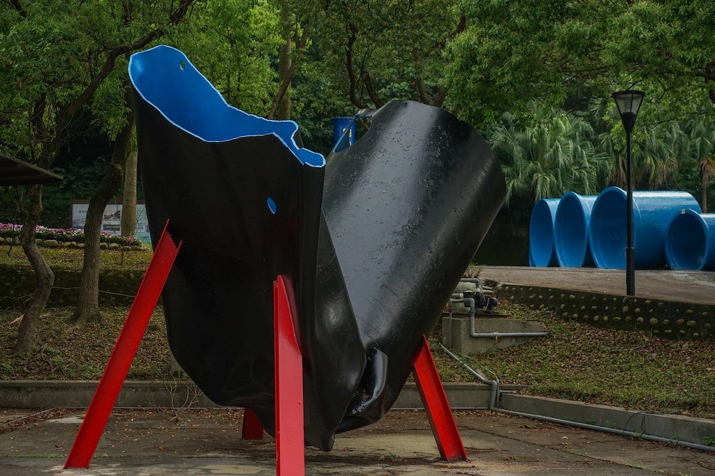 A piece of a 2m-diameter water pipe that was damaged in the 921 earthquake is exhibited in the the Museum of Drinking Water in Taipei.
