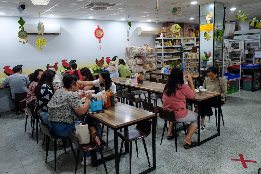 People eat at Pojok Joyo