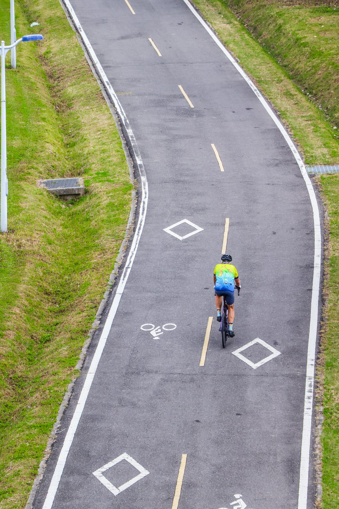 Taipei Riverside Bikeway stretches along Keelung River, connecting the riverside parks and the sweeping scenery. (Photo・Tzuying Sun；Brown Chen)